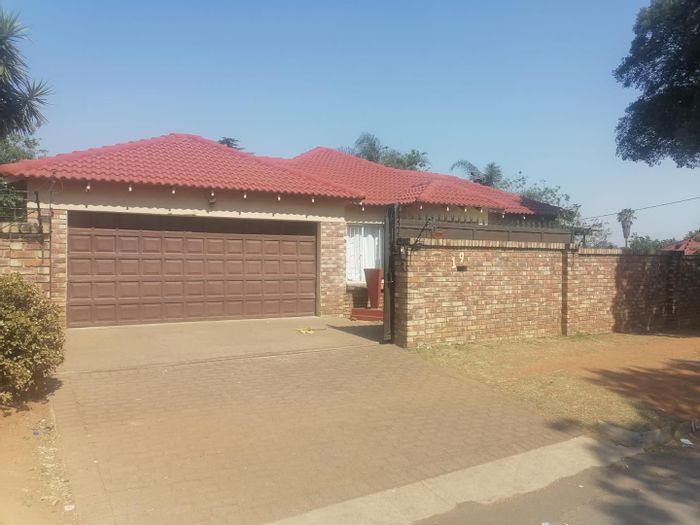 For Sale: House in Kempton Park Ext 2 with pool, jacuzzi, and garden.