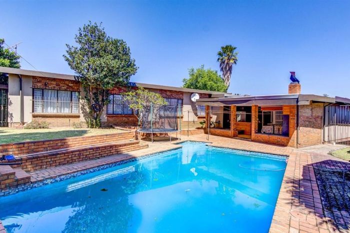 Norkem Park House For Sale: 4 Bedrooms, pool, patio, garages, near amenities.