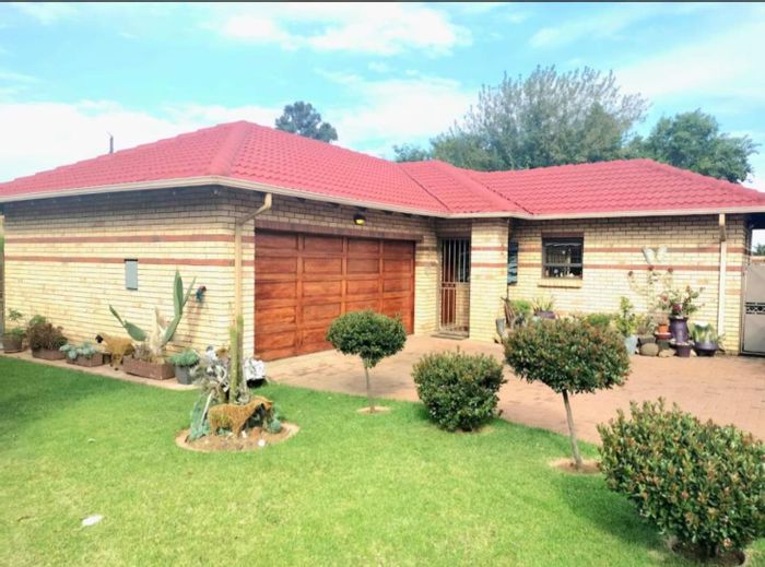 For Sale: Cluster Home in New Market Park with security, garden, and ample parking.