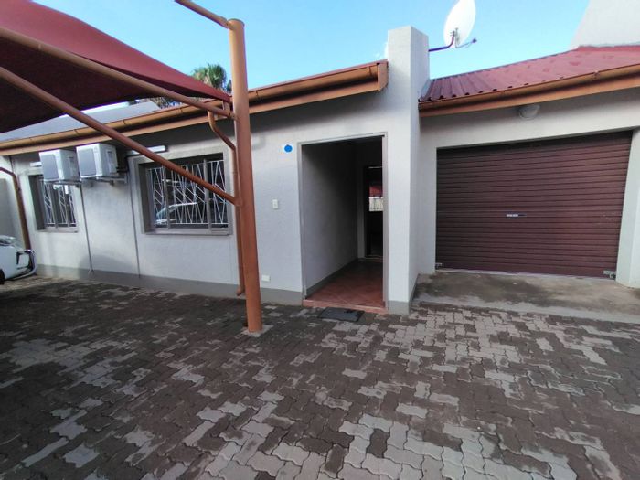 Townhouse To Rent in Pioniers Park Ext 1: 2 Bedrooms, Aircon, Garage, Courtyard.