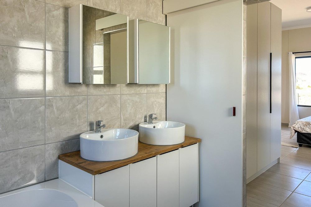 Main bedroom ensuite bathroom with both bath and shower.