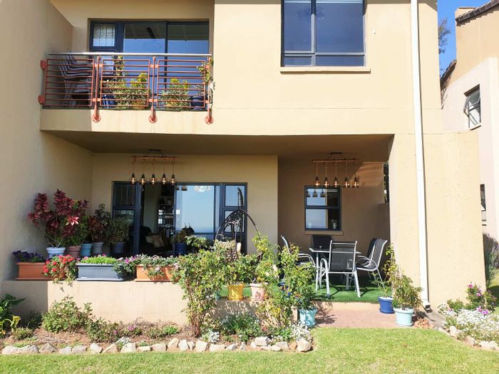 Zandspruit Apartment To Rent: Golf course views, 3 bedrooms, and estate amenities.