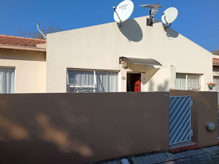 Pet-friendly townhouse in Meyersdal for sale, featuring 2 bedrooms and communal pool.