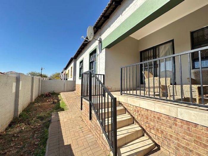 Heatherview House For Sale: 3 beds, 2 baths, private garden, double garage.