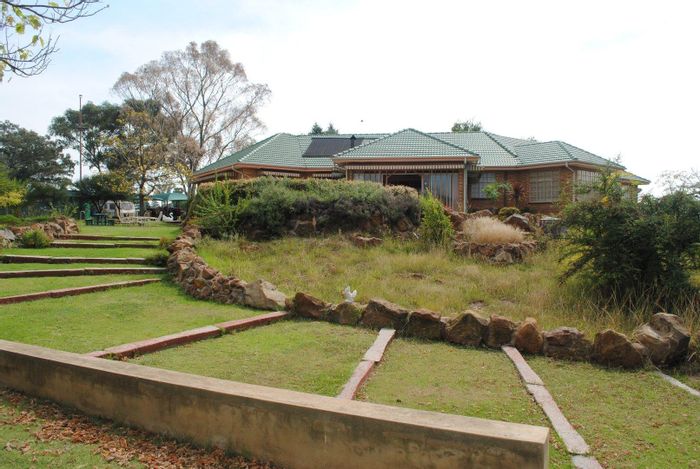 Farm for Sale in Deneysville Central: Established garden, borehole, generator, spacious entertainment areas.