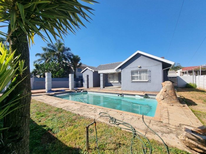 Robertsham House For Sale: 3 beds, flatlet, pool, ideal for family or business.