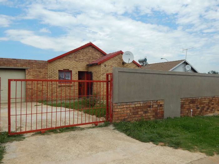 Property #2080250, House pending sale in Lenasia Ext 4