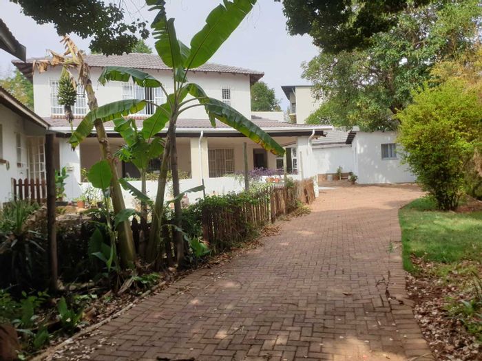 Ferndale Apartment To Rent: 2 beds, communal pool, garden, and parking.