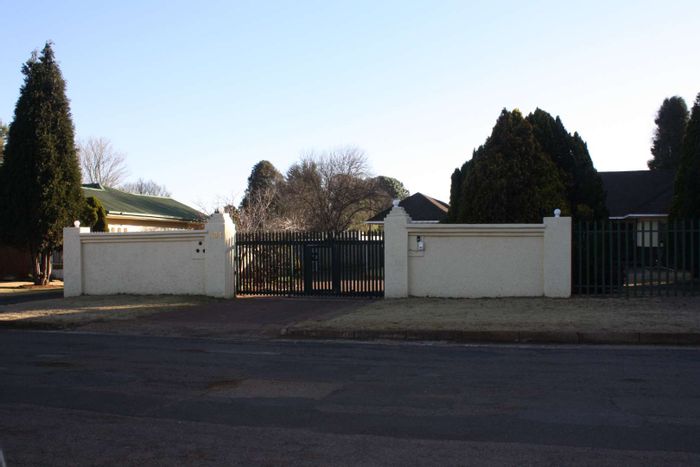 2 Bedroom Cottage To Rent in Belfast Central with Garden and Garage.