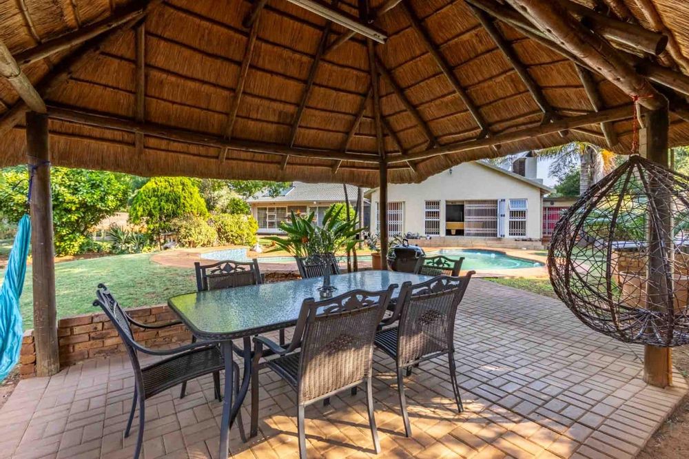 Lapa overlooking pool