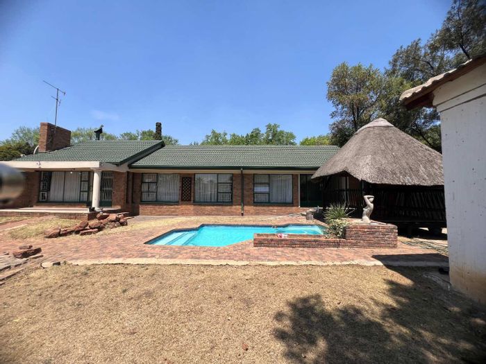 House for Sale in Vanderbijlpark South East: 8 rooms, pool, furnished, parking.