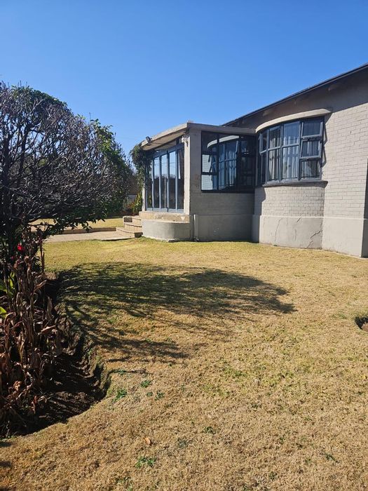 Haddon House For Sale: Pool, spacious lounge, modern kitchen, solar panels included.