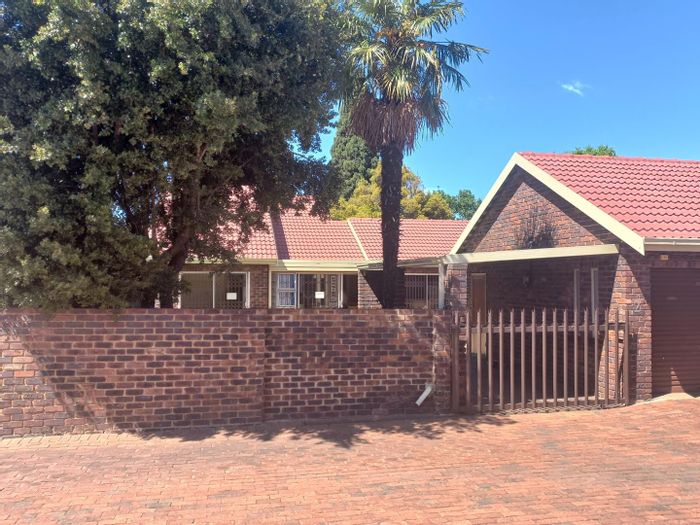 Property #2191240, Townhouse sold in Sunward Park
