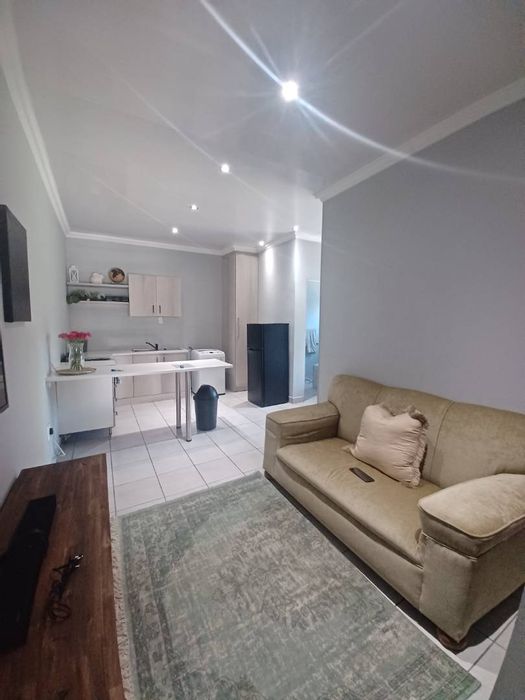 Langenhovenpark Apartment To Rent: 1 Bedroom, furnished, Wi-Fi, parking included.