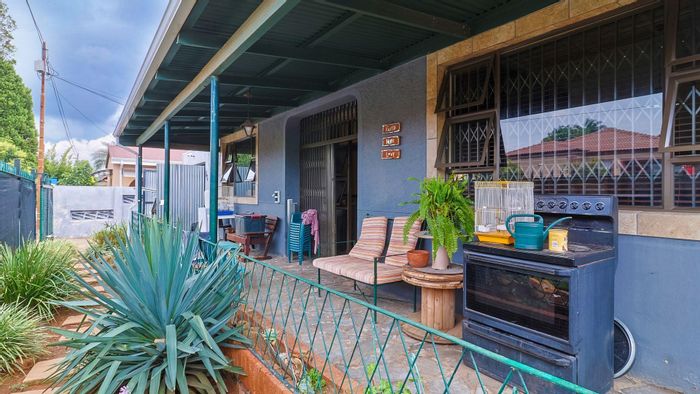 Krugersdorp West House For Sale: 3 bedrooms, flatlet, garage for 4 cars.