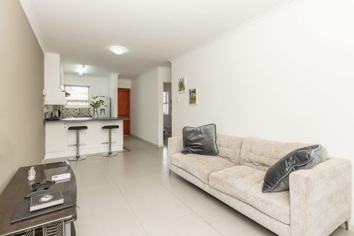 Stylish Athlone Apartment For Sale: 2 Bedrooms, Secure Complex, Prime Location!