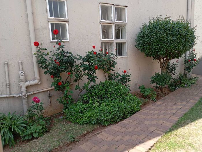 For Sale: Spacious 3-Bedroom Townhouse in Oakdene with Poolside Views and Amenities.