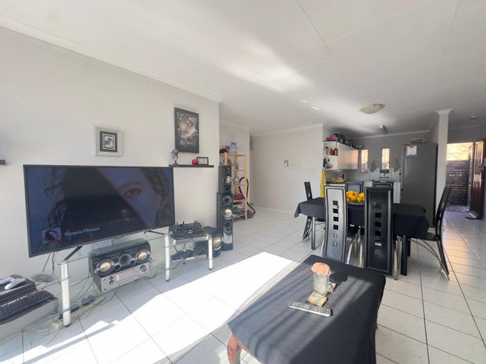 Property #2391578, Townhouse For Sale in Moreleta Park