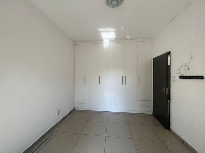 For Sale: Klein Windhoek Apartment with 3 Bedrooms, Parking, and Communal Area.