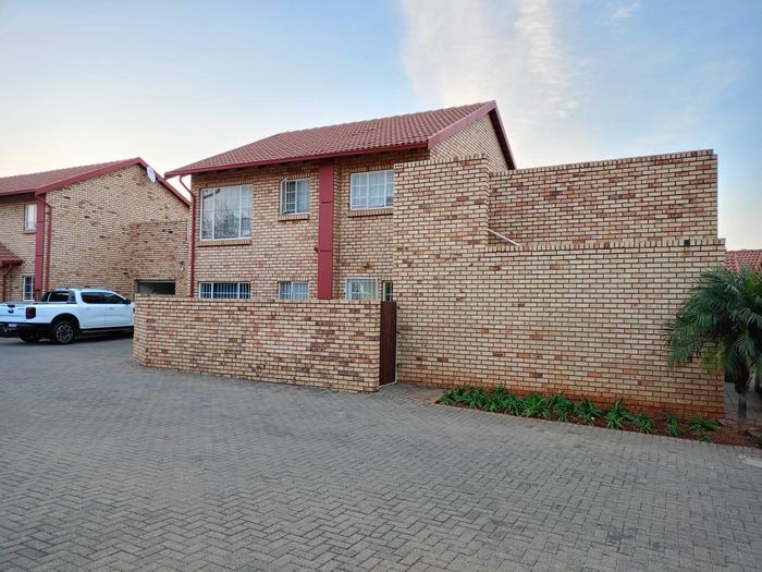 Property #2268760, Townhouse for sale in Highveld