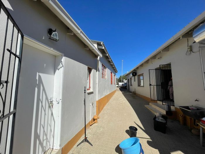 For Sale: Katutura House with 3 bedrooms, extra flat, and multiple rooms.