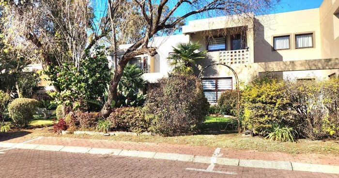 Raceview House For Sale: 2 bedrooms, pool, tennis court, secure complex amenities.