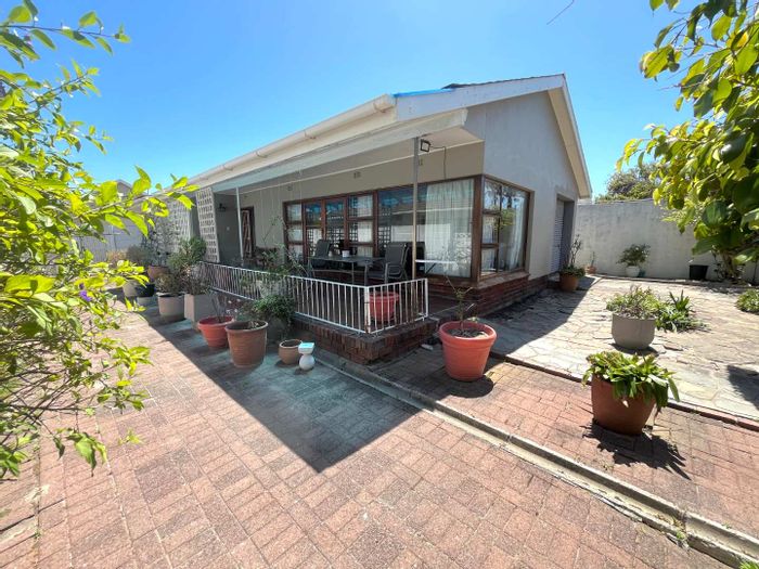 Zandvlei House For Sale: 4 bedrooms, garden, near greenbelt and beach access.