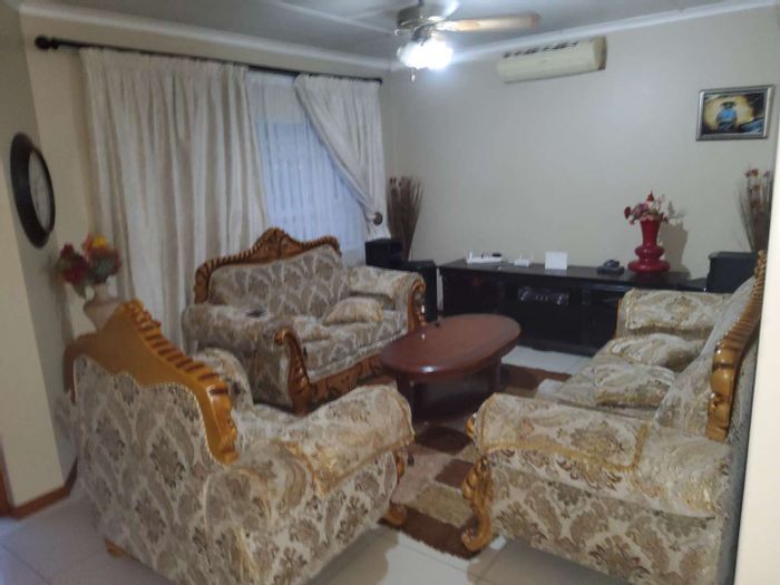 Amalinda House For Sale: 3 Bedrooms, spacious lounge, backyard play area, secure parking.