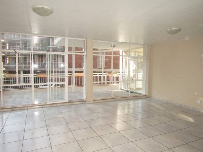 Glenhazel Apartment For Sale: 3 bedrooms, large patio, lift, 24-hour security.