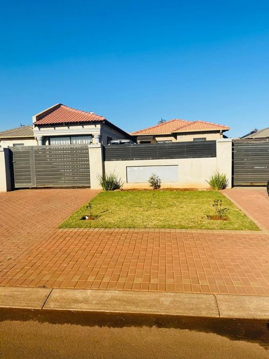 For Sale: House in Dawn Park with 3 bedrooms, secure yard, and outside rooms.