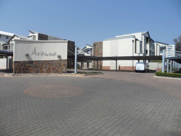 To Rent: 2 Bed Apartment in Parktown North with pool, security, and balcony.