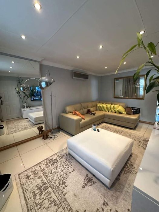 House for sale in Wanaheda: 2 bedrooms, air conditioning, double carports, veranda.