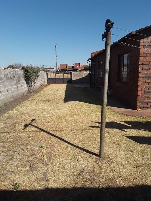 Etwatwa House for Sale: Spacious Yard, 3 Bedrooms, Great Potential Awaits!