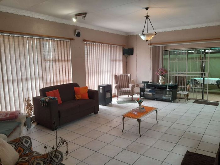 Alberton North House For Sale: 3 bedrooms, flatlet, garages, entertainment area.