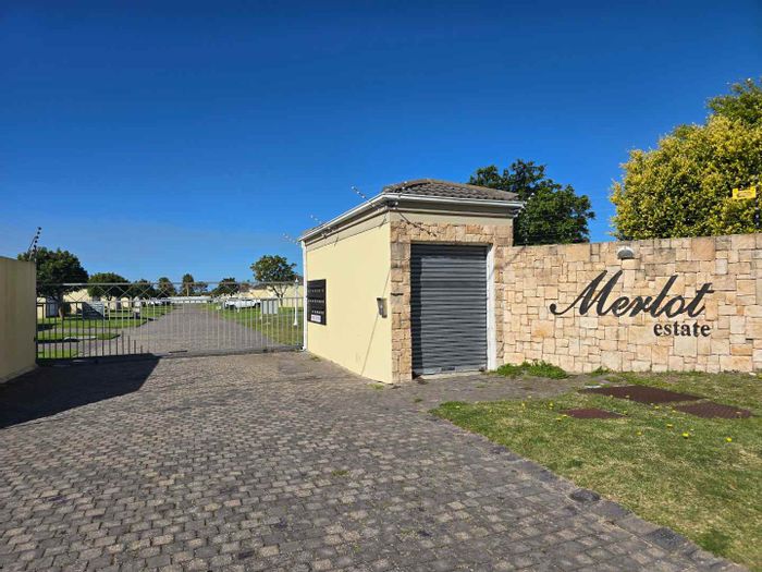 For Sale: Townhouse in Lorraine with 3 bedrooms, double garage, and enclosed backyard.