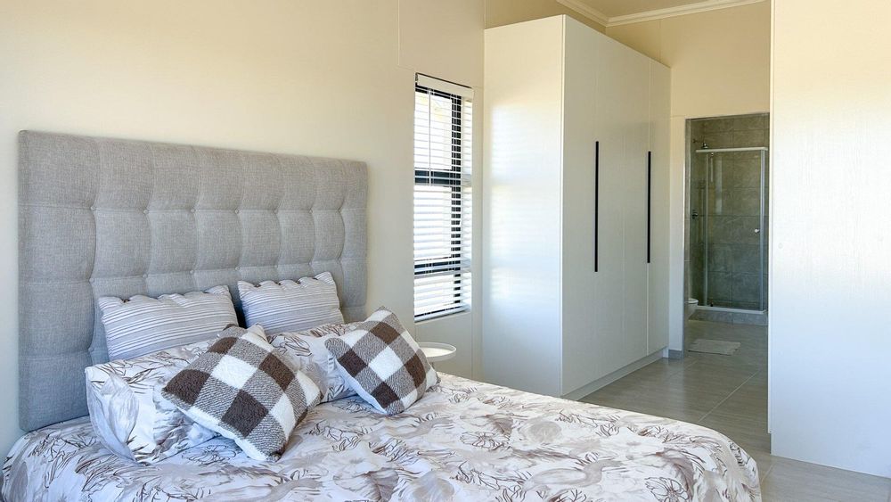 Main bedroom with dressing room and full ensuite.