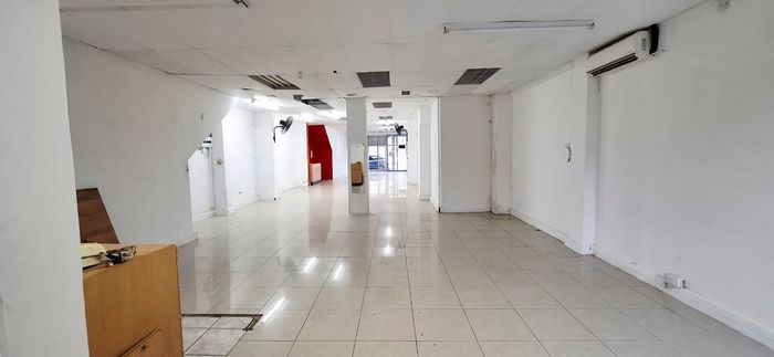 Retail space in Stamford Hill To Rent: high foot traffic, prepaid utilities, parking available.