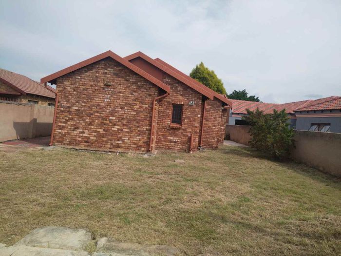 Property #2227390, House rental monthly in Karenpark