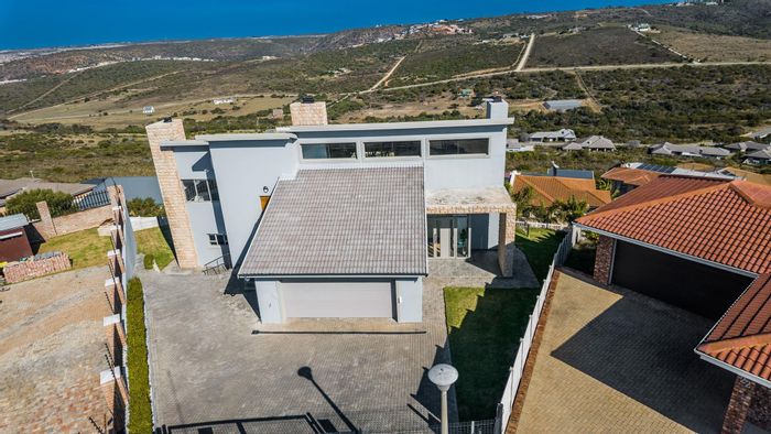 House For Sale in Seemeeu Park: 3 Bedrooms, sea views, indoor braai area.