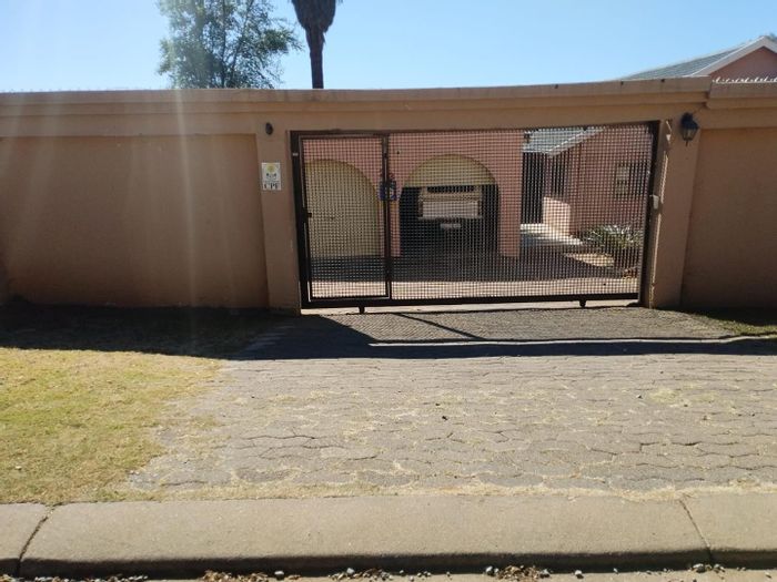4-Bedroom House with Borehole, Lapa, and Pool in Alan Manor For Sale