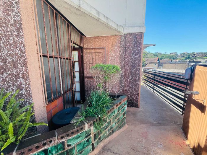 3-Bedroom Townhouse in Umgeni Park For Sale with Air Conditioning and Secure Parking.