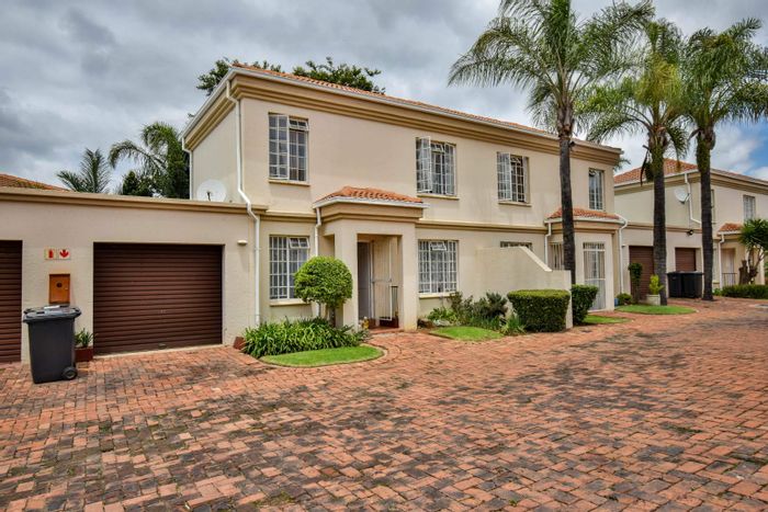 Garsfontein Townhouse To Rent: 2 Bedrooms, garage, courtyard, near amenities.