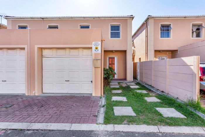 Stylish Parklands Townhouse For Sale: 3 Bedrooms, Private Yard, Prime Location!