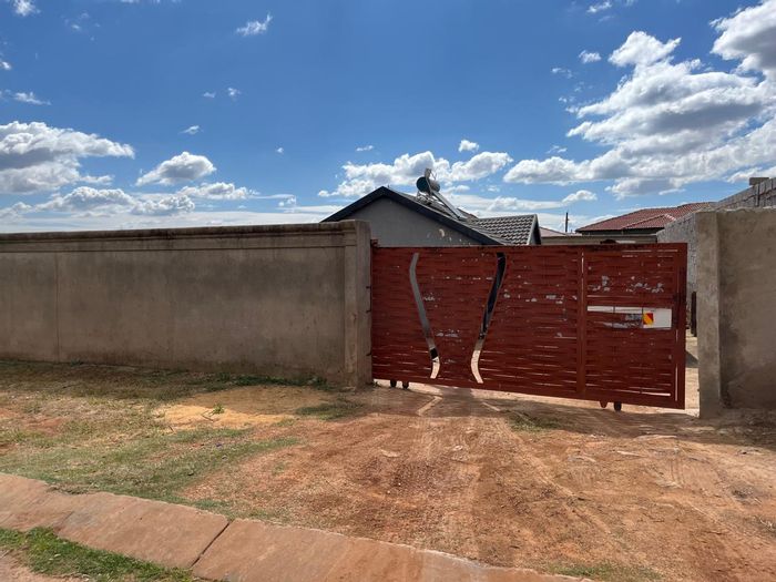 For Sale: House in Lawley Ext 1 with 3 bedrooms, rental potential, and extra rooms.