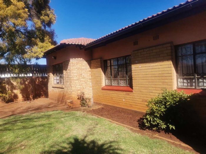 For Sale: House in Vanderbijlpark Central West 2 with pool, garden, and solar panels.