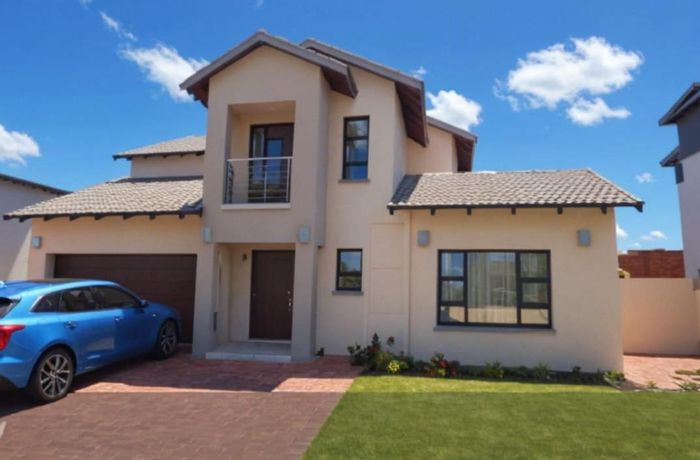 4-Bedroom House For Sale in Derdepoort with Open Plan Living and Study.