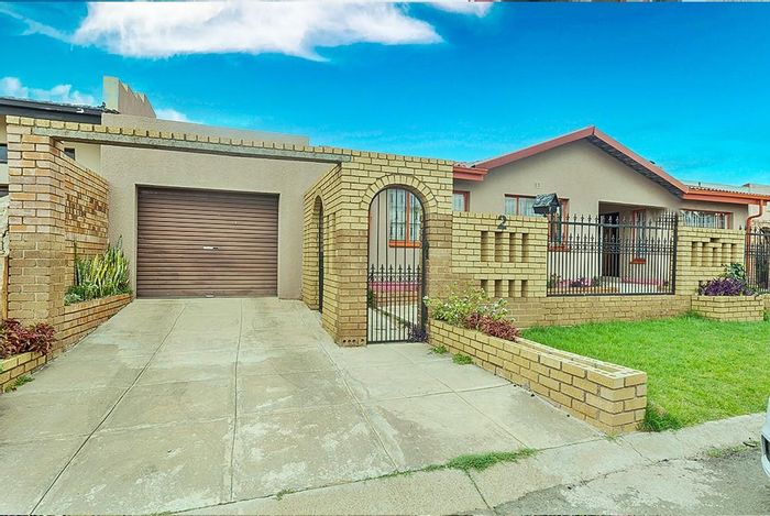 For Sale: 3-bedroom house in Pimville Ext 7 with garage, storage, and garden.