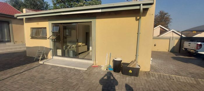 Cottage To Rent in Kibler Park: 2 Bedrooms, shared pool, close to golf course.