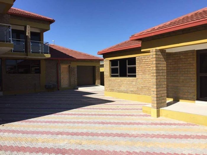 To Rent: Spacious 3-bedroom house in Ongwediva Central with double garage and flat.