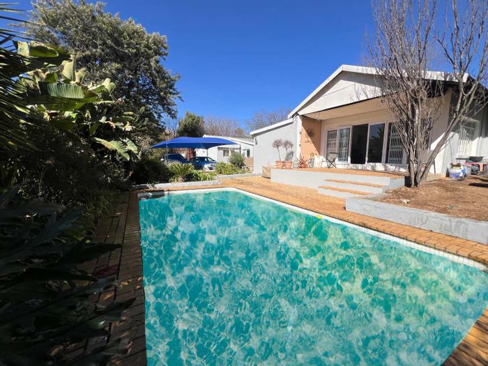 Spacious Fontainebleau house with pool, flatlet option, and secure parking available to rent.